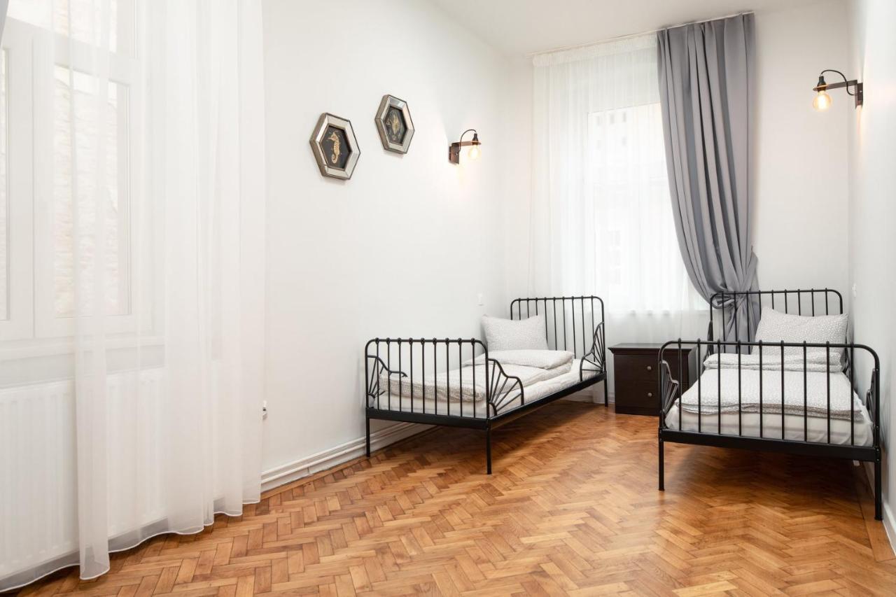Albert Residence With Complimentary Parking Brasov Bagian luar foto